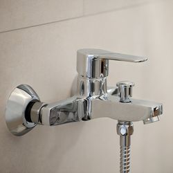 Conjunto monomando Titanium de baño-ducha con equipo de ducha
