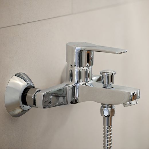Conjunto monomando Titanium de baño-ducha con equipo de ducha