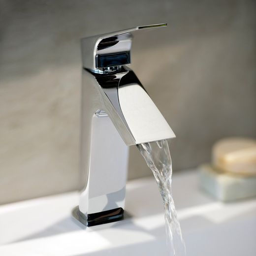 Monomando de lavabo Urban Chic salida en cascada, caudal limitado, cromado