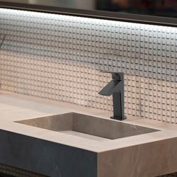 Monomando de lavabo Urban Chic, salida en cascada, caudal limitado, negro mate