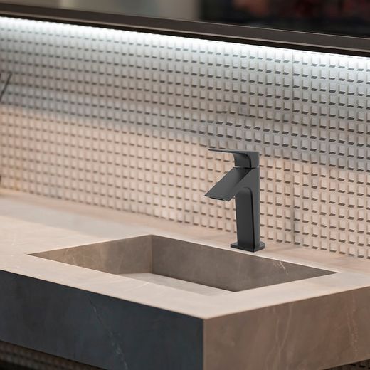 Monomando de lavabo Urban Chic, salida en cascada, caudal limitado, negro mate