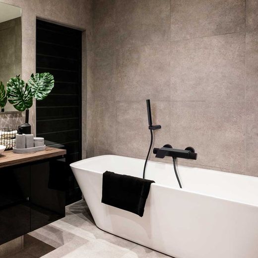 Termostático de baño-ducha con equipo de ducha, salida en cascada y repisa con vidrio de seguridad negro mate