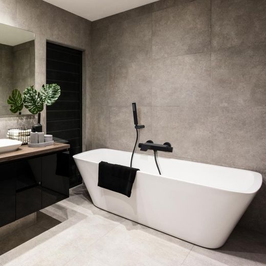 Termostático de baño-ducha Urban Chic, salida en cascada y repisa con vidrio de seguridad, negro mate