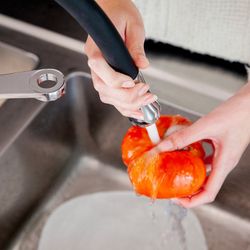 Monomando de cocina minimalista giratorio y extraíble con sistema de imanes, cromado