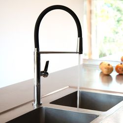 Monomando de cocina minimalista giratorio y extraíble con sistema de imanes, cromado