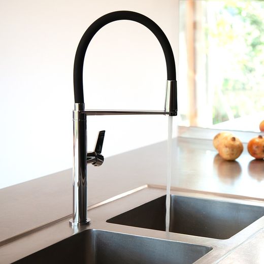 Monomando de cocina minimalista giratorio y extraíble con sistema de imanes, cromado