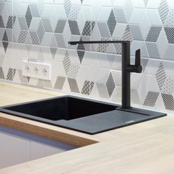 Monomando de cocina con caño alto giratorio, negro mate