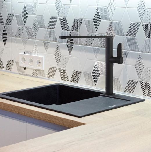 Monomando de cocina con caño alto giratorio, negro mate
