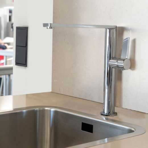 Monomando de cocina cromado, con caño alto giratorio