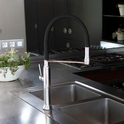 Monomando de cocina giratorio y extraíble con sistema de imanes, cromado