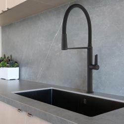 Monomando de cocina giratorio y extraible con sistema de imanes, negro mate