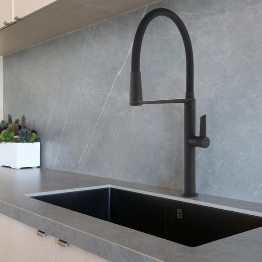 Monomando de cocina giratorio y extraible con sistema de imanes, negro mate
