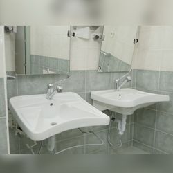 Lavabo inclinación neumática Prestosan 871 con grifo Presto Equip