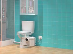 triturador y bomba que evacua las aguas de un baño completo.