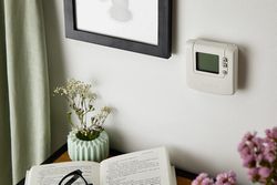 Termostato de ambiente digital Honeywell con cable DT90