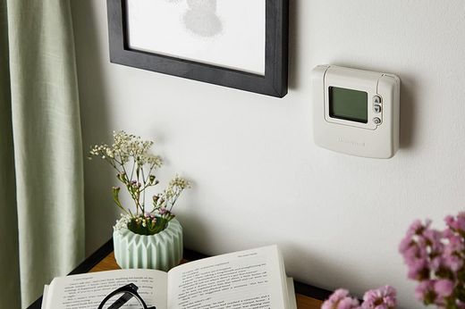 Termostato de ambiente digital Honeywell con cable DT90